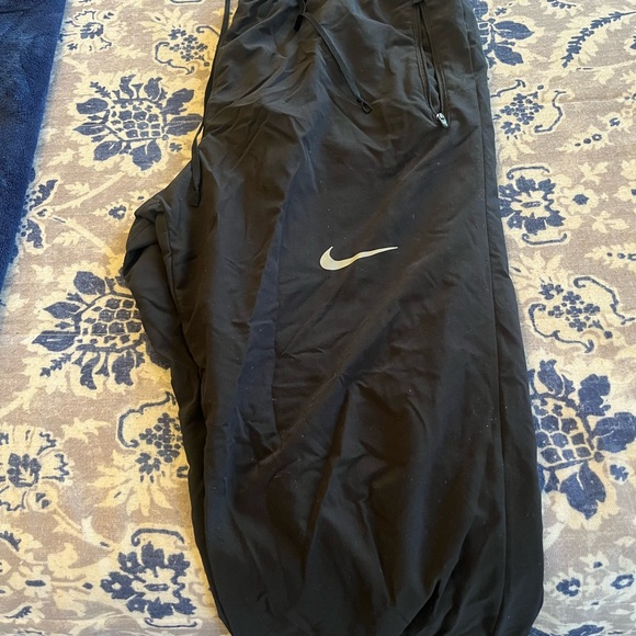 Beautiful Nike dry fit size medium running pants  …comfortable, & stylish - Picture 8 of 9